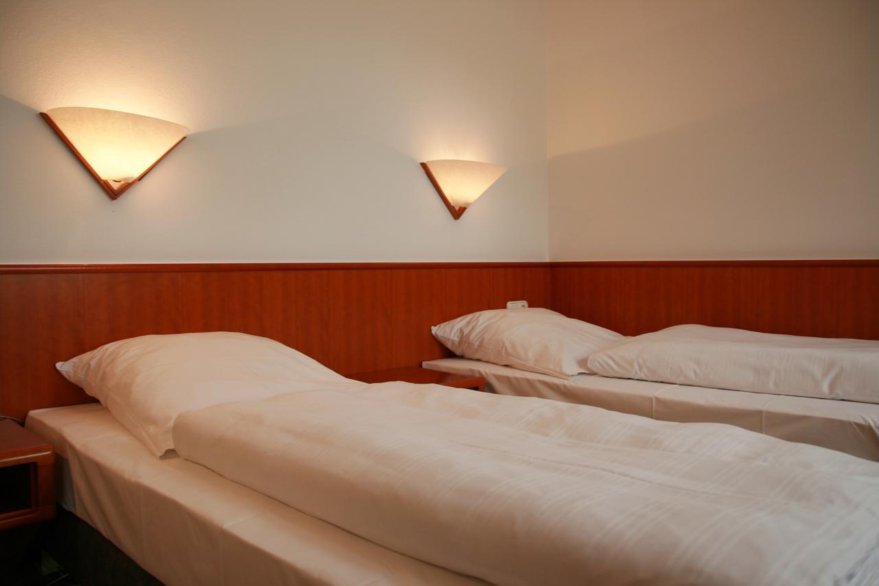 Altstadthotel Brauereigasthof Winkler Berching Exterior photo